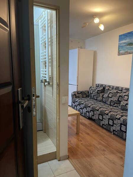 Unirii, Mall Vitan vis a vis, garsoniera proprietar.